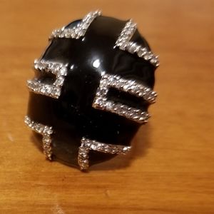 RHODIUM PLATED ENAMEL RING.